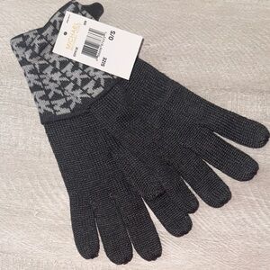 BNWT Michael Kors Women’s logo knit gloves!